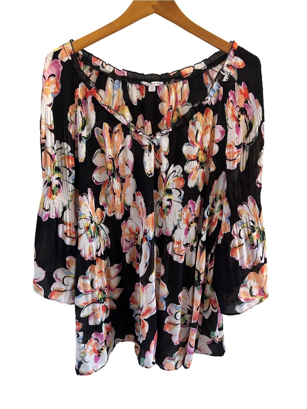 Floral & ivy Women's Black Floral Pleated Tunic with Pink & Peach Blooms 2X